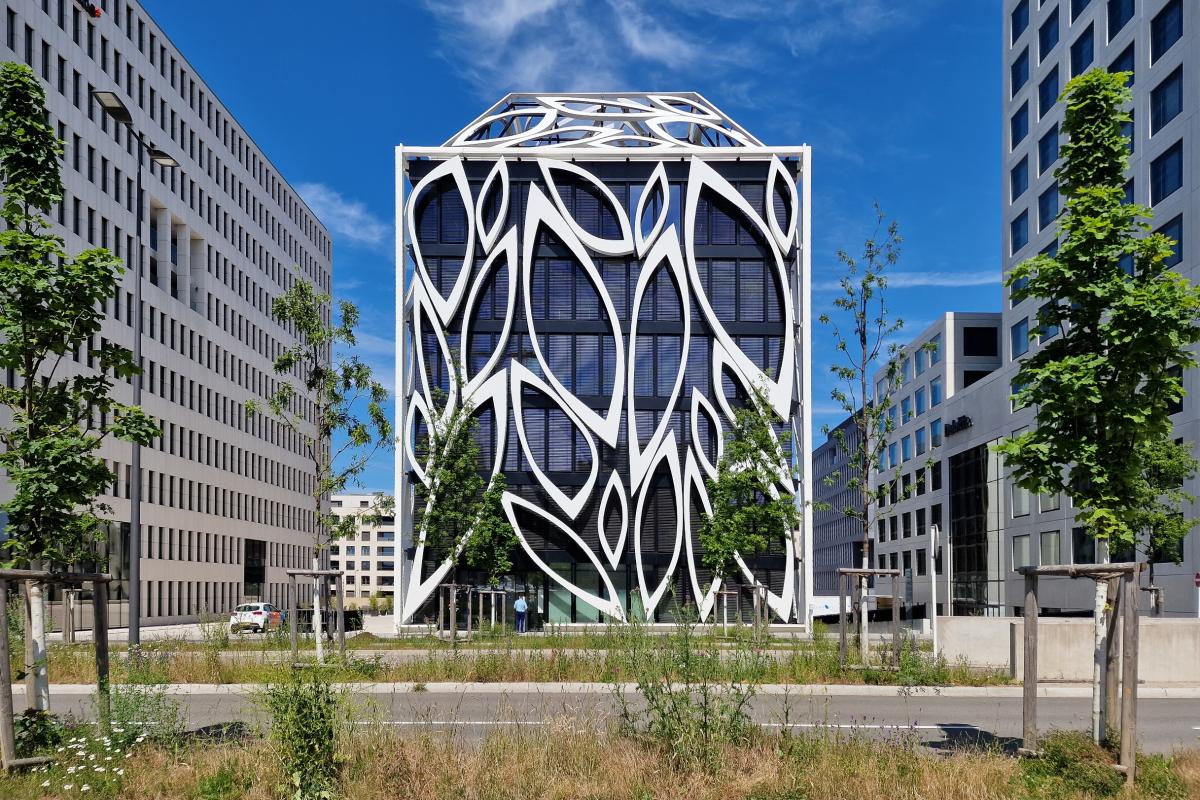 Bürogebäude mit floraler Fassade