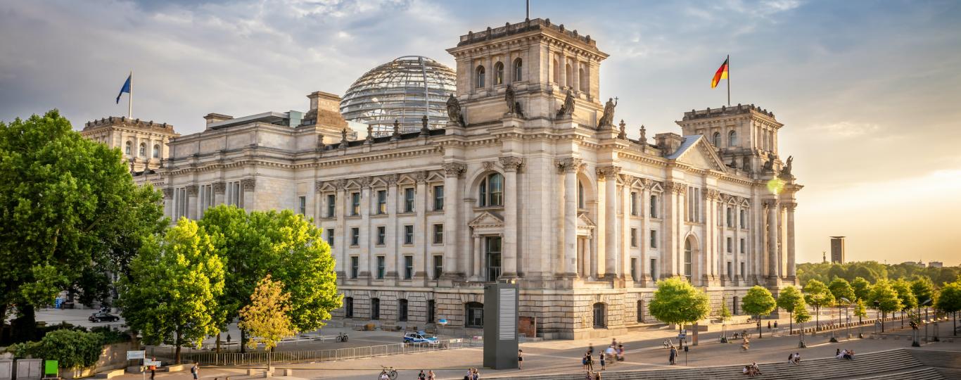 Blick auf Reichstag mit Kuppel über die Spree